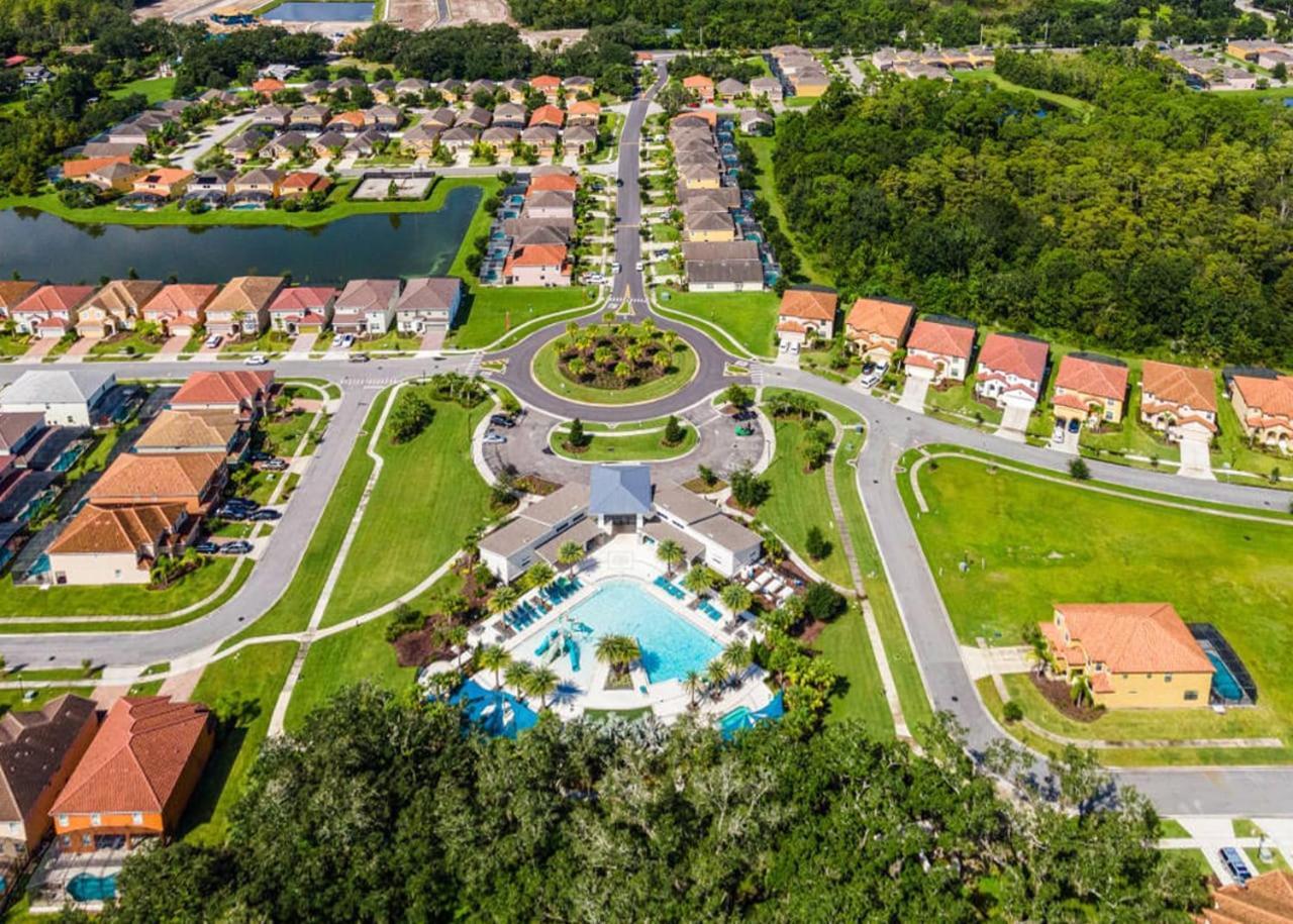 Stunning 9Br Home - Family Resort With Private Pool, Hot Tub, Games Room And Bbq! 基西米 外观 照片